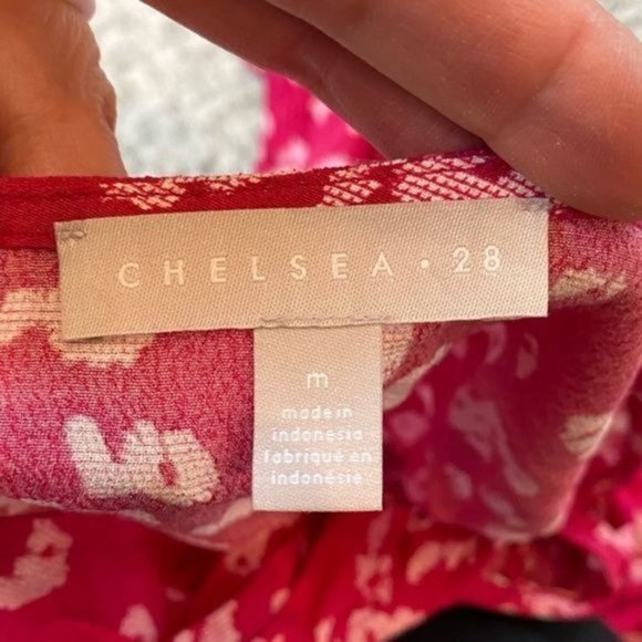 Chelsea28 Floral Print Flattering Twist Front V-Neck Lightweight Sleeveless Top - Picture 8 of 8